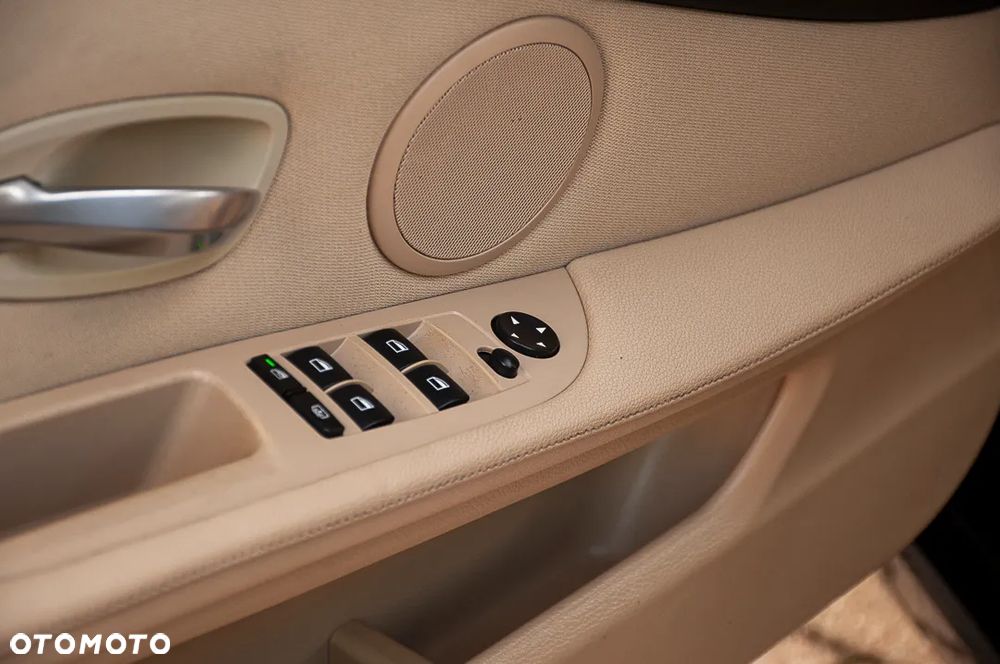 BMW Seria 5 525d - 35