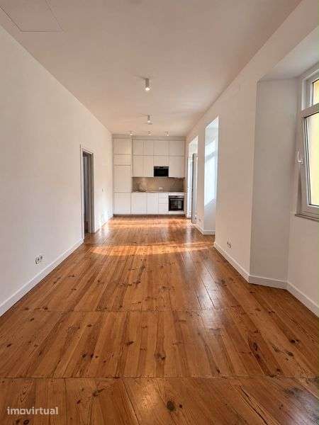 T2 com terraço, acabado de remodelar, em Campo de Ourique.