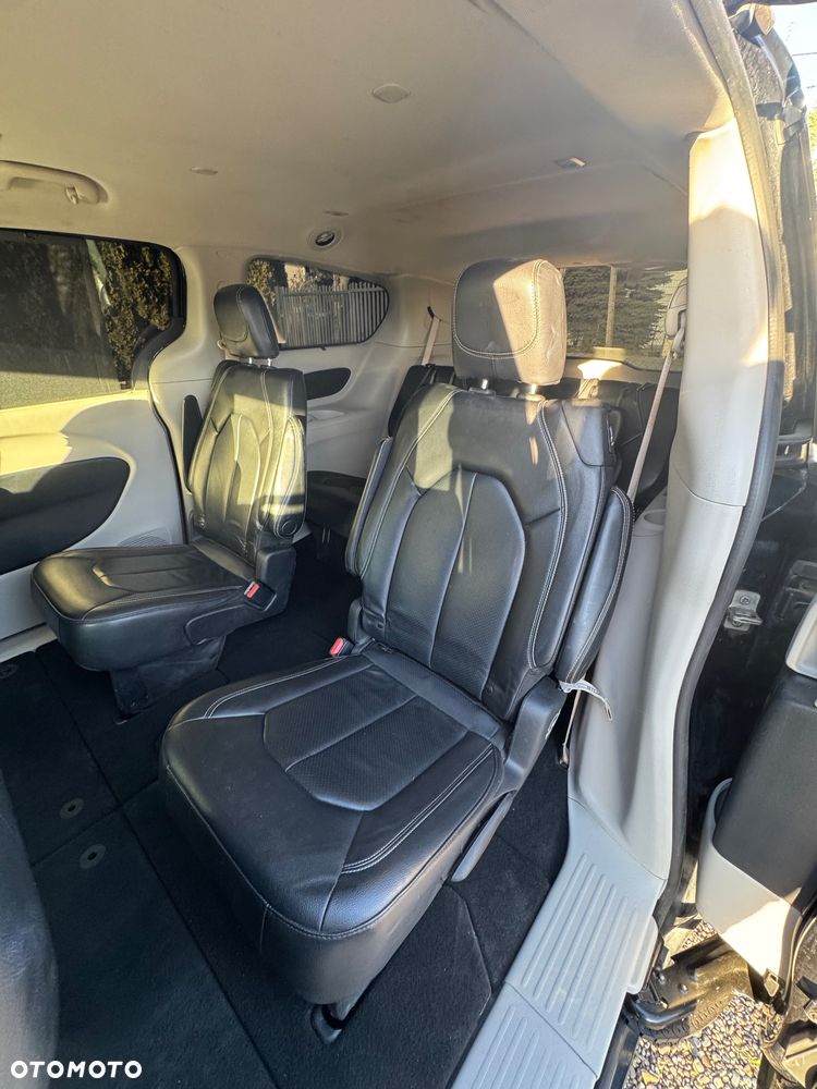 Chrysler Pacifica - 16