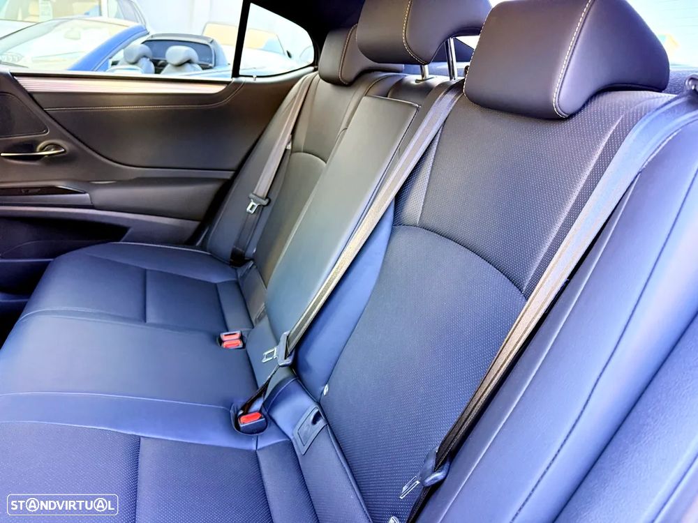 Lexus ES 300h - 35