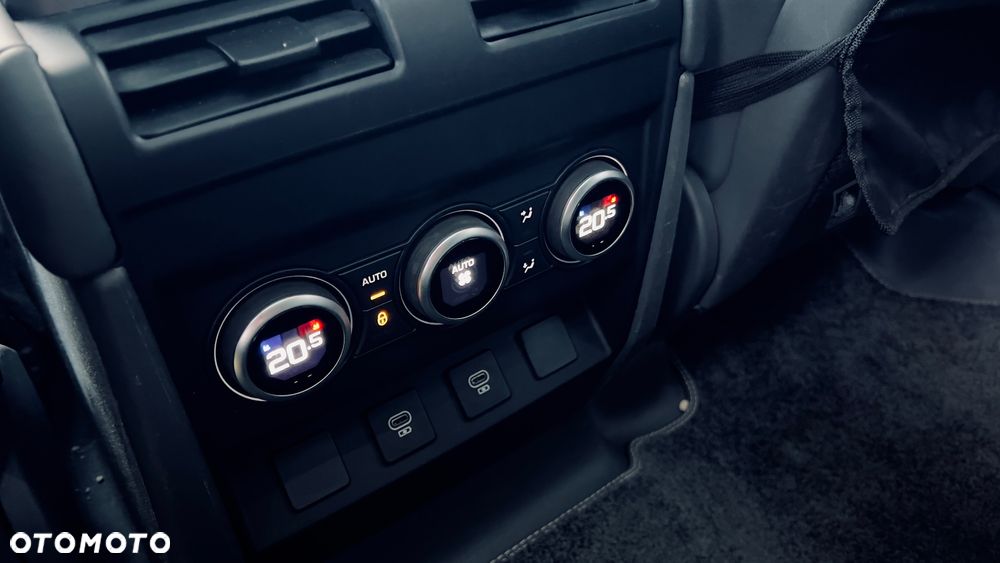 Land Rover Defender - 26