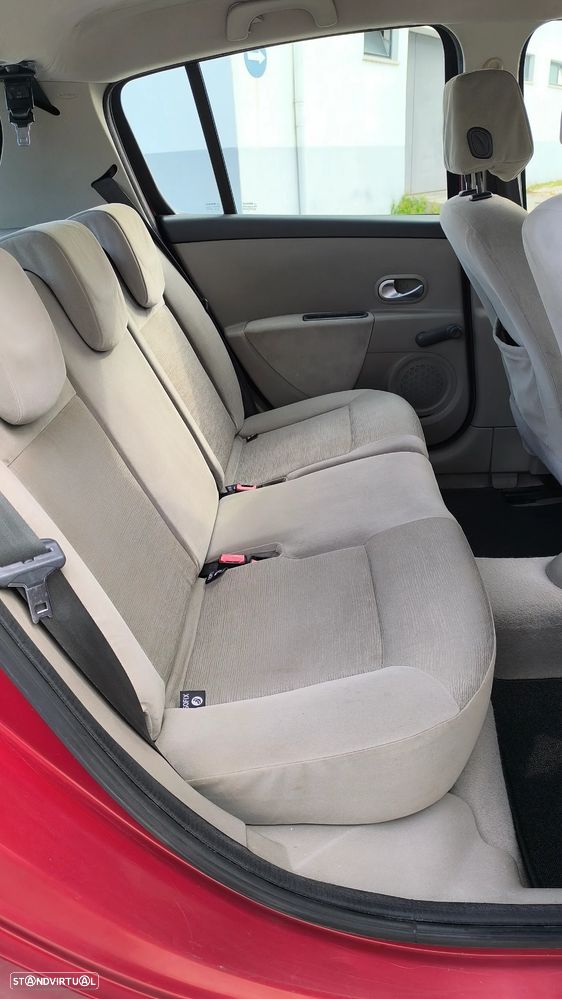Renault Clio 1.2 16V Confort Privilège - 19