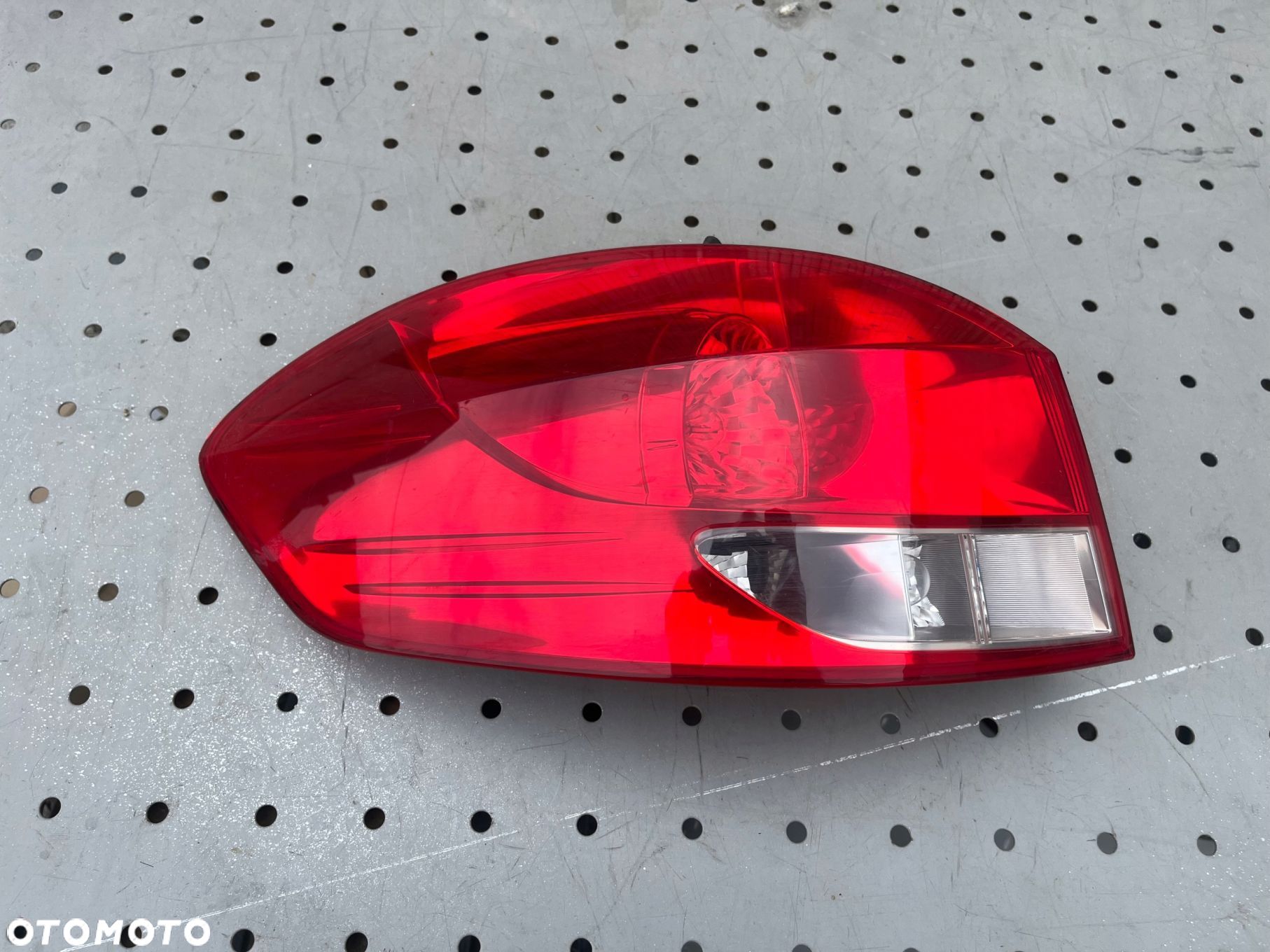 RENAULT CLIO III KOMBI LAMPA LEWA TYLNA 8200588843 - 1