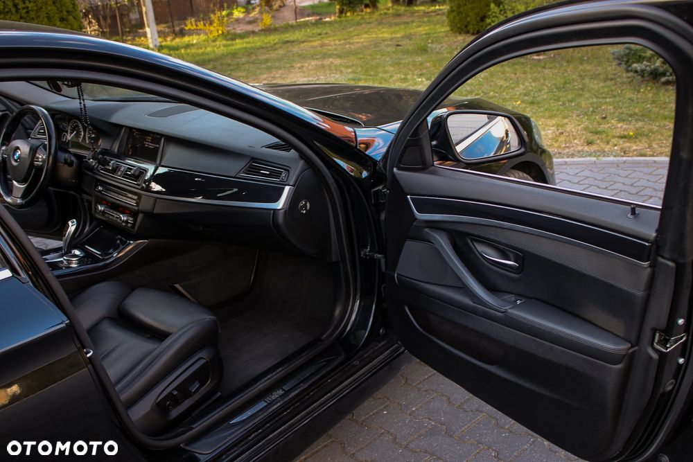 BMW Seria 5 525d xDrive Sport-Aut - 24