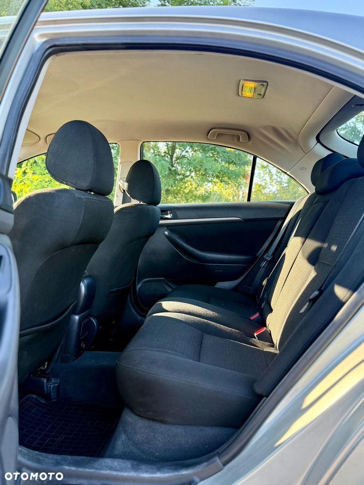 Toyota Avensis 2.0 D-4D Sol - 23