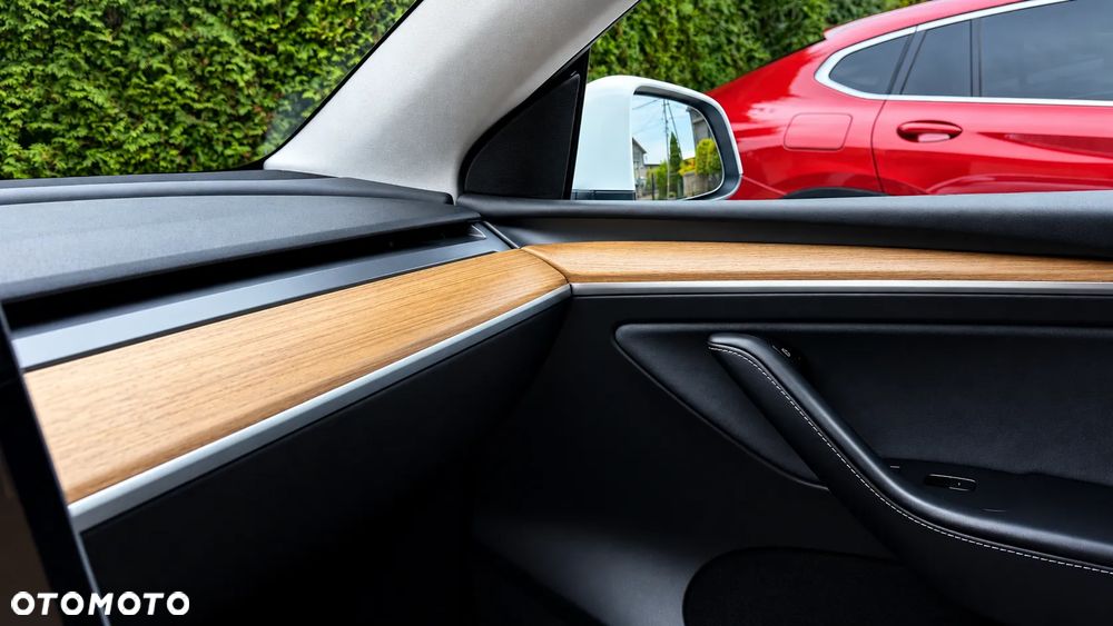 Tesla Model Y Long Range AWD - 13