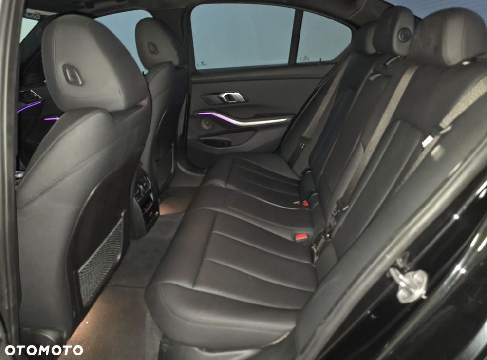 BMW Seria 3 330i M Sport - 12