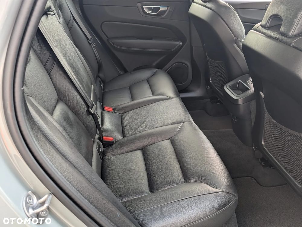 Volvo XC 60 B5 B AWD Plus Dark - 21