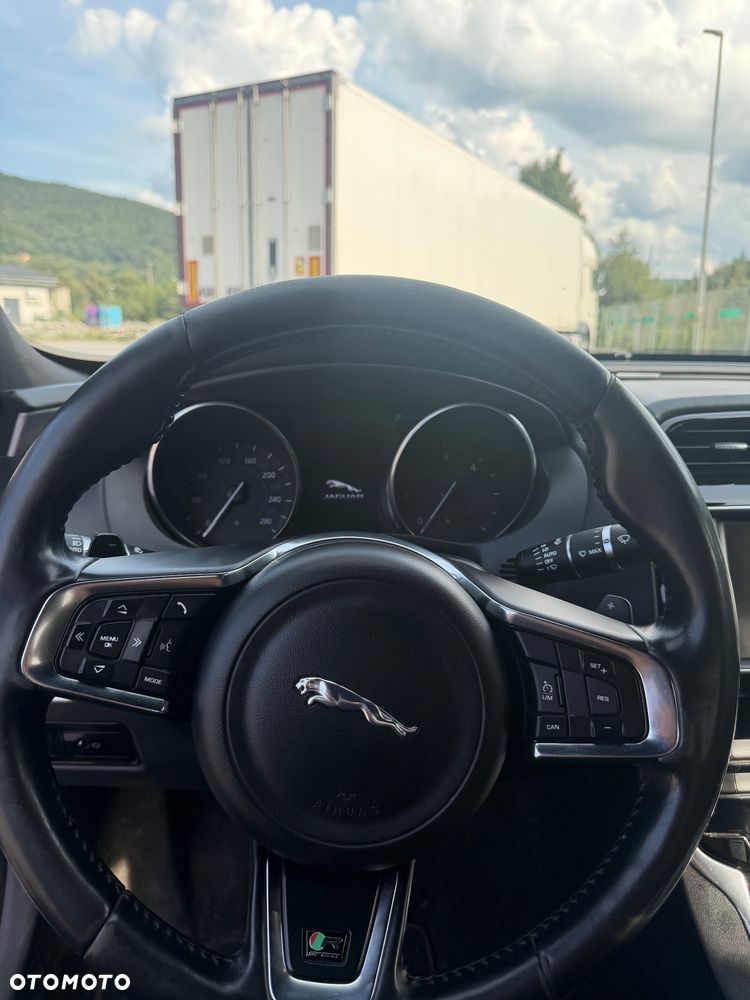 Jaguar XE 2.0 D AWD R-Sport - 13
