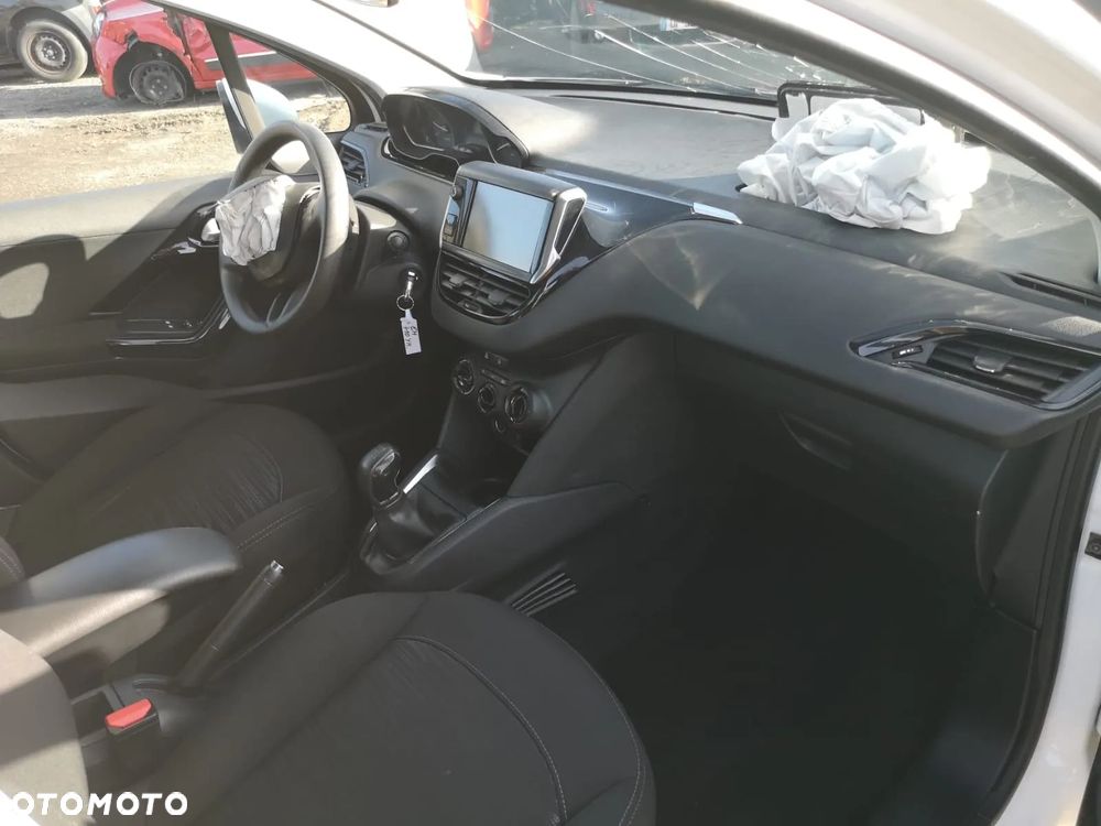 Peugeot 208 - 32