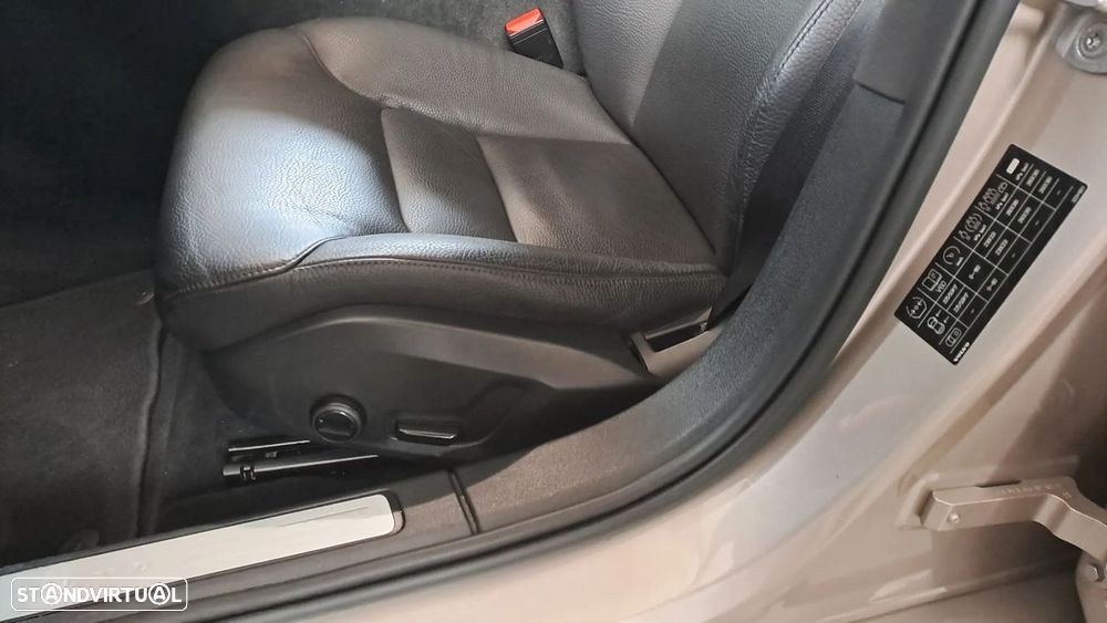 Volvo V60 2.0 B4 Momentum Core Geartronic - 21