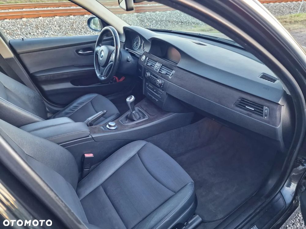 BMW Seria 3 330xi Touring - 8