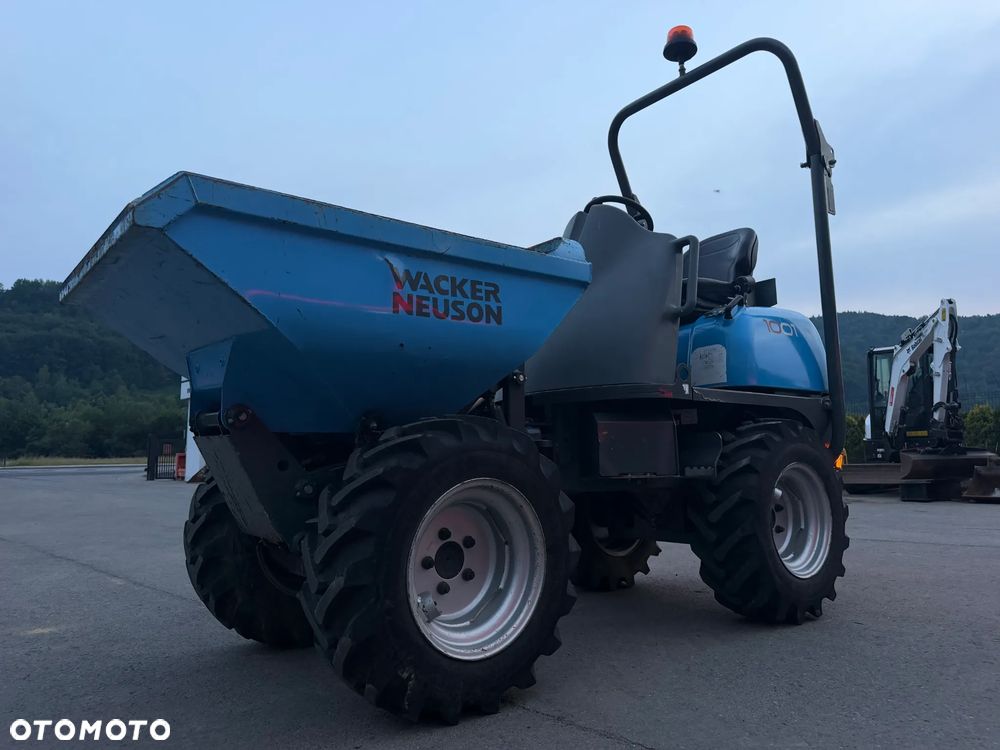 Wacker Neuson 1001 Wozidło Budowlane Rolnicze 4x4. Ładowność 1 tona. Wysokie podnoszenie+KIPER Wysoki! Sprowadzone z Norweskiej szkółki roślinnej. Maszyna Jak Nowa z Salonu 665 mtg. 2023 roku. Ani Deka luzów czy wycieków. Silnik Yanmar 3cyl. Potężna moc a maszyna bardzo mała i zwinna. Szybka wolna jazda. Oświetlenie rozbudowane. Wielka Okazja!  Jazda Rewers. Hydrostatic! Opony jak Nowe! - 23