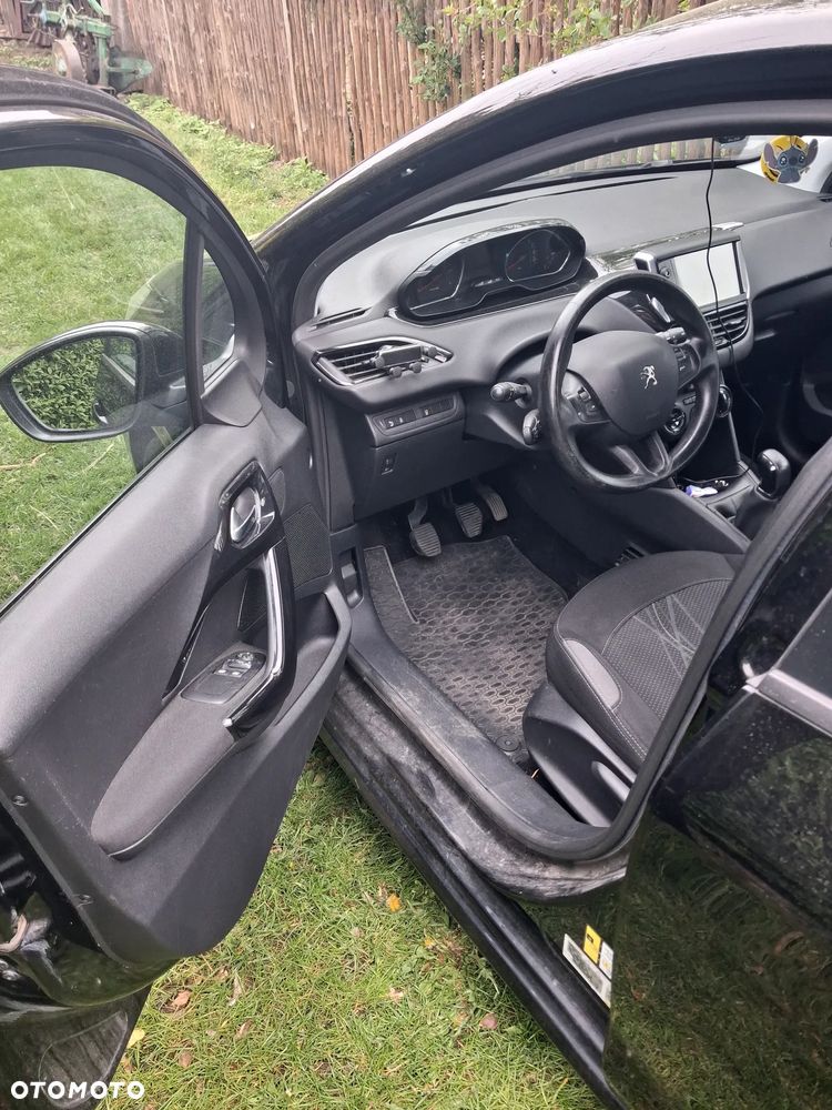 Peugeot 208 - 10