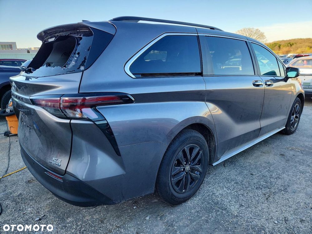 Toyota Sienna - 3