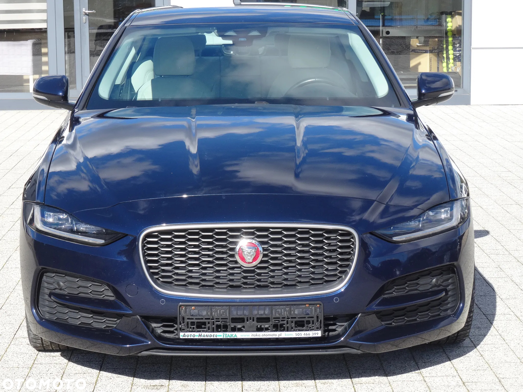 Jaguar XE 2.0 D180 R-Dynamic SE - 3