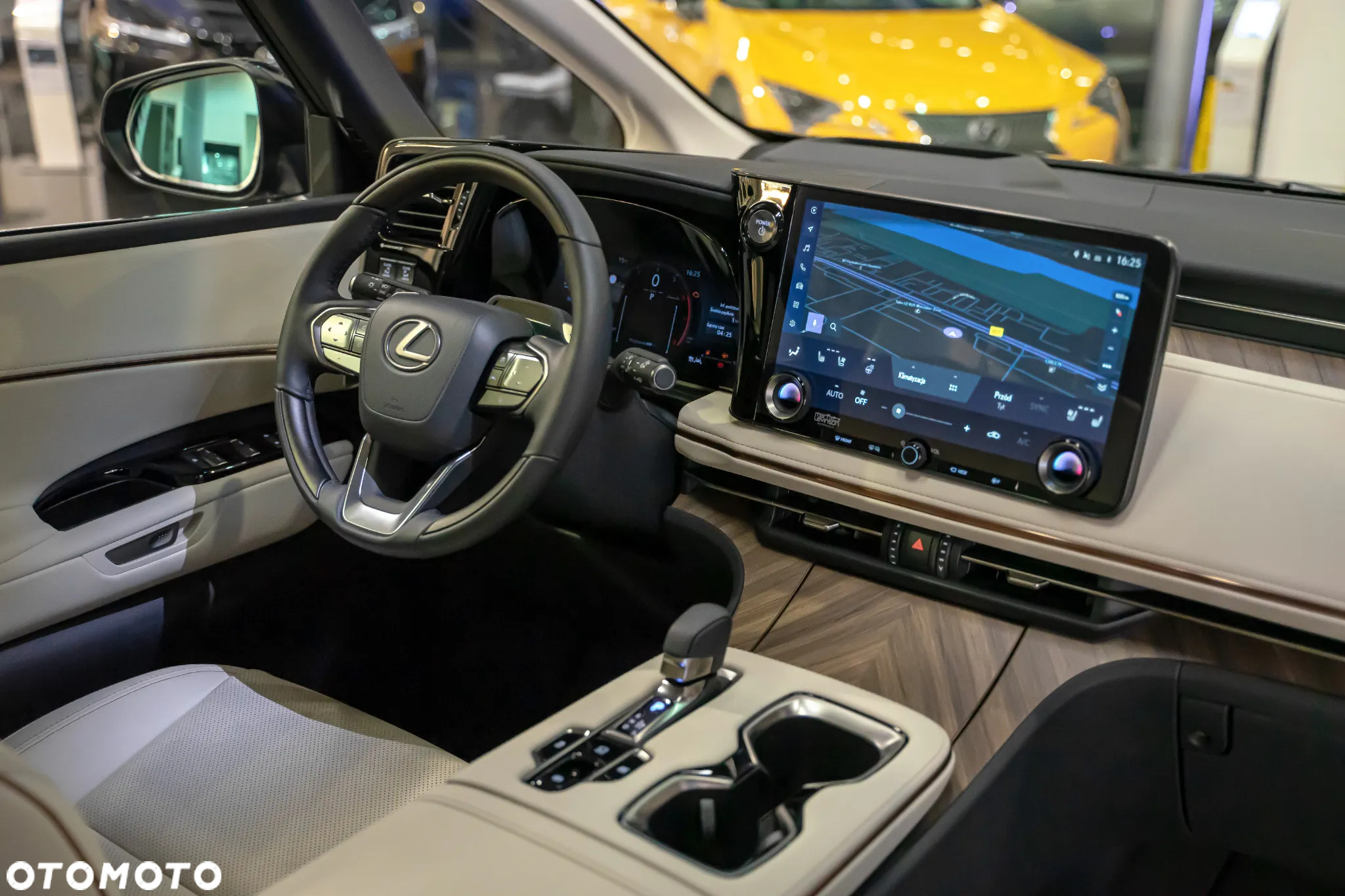Lexus LM - 17