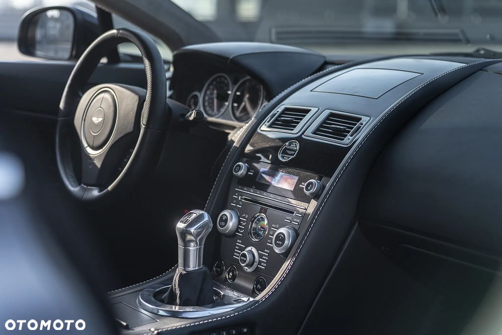 Aston Martin V12 Vantage Carbon Black - 30
