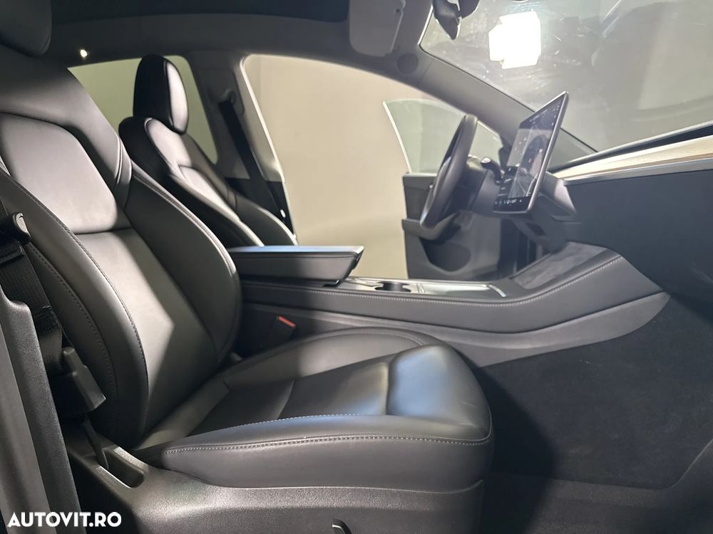 Tesla Model Y - 12