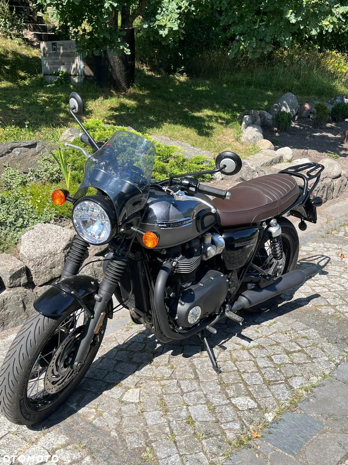 Triumph Bonneville - 1