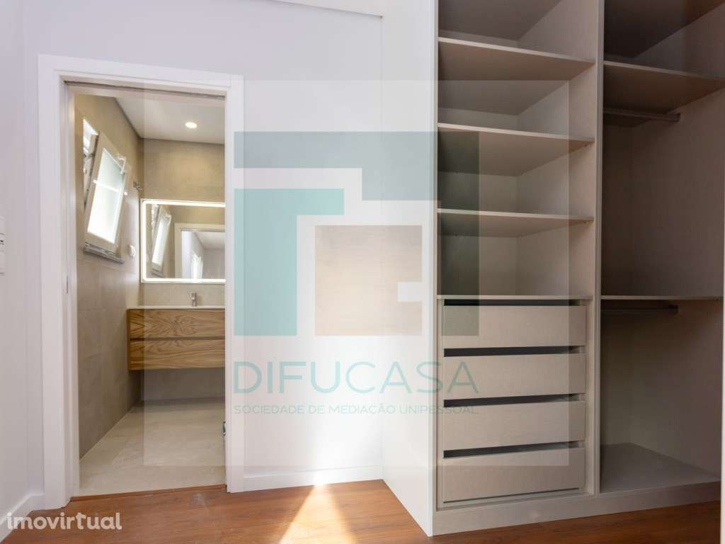 Moradia T3 geminada localizada centro Fernão Ferro - Grande imagem: 3/28