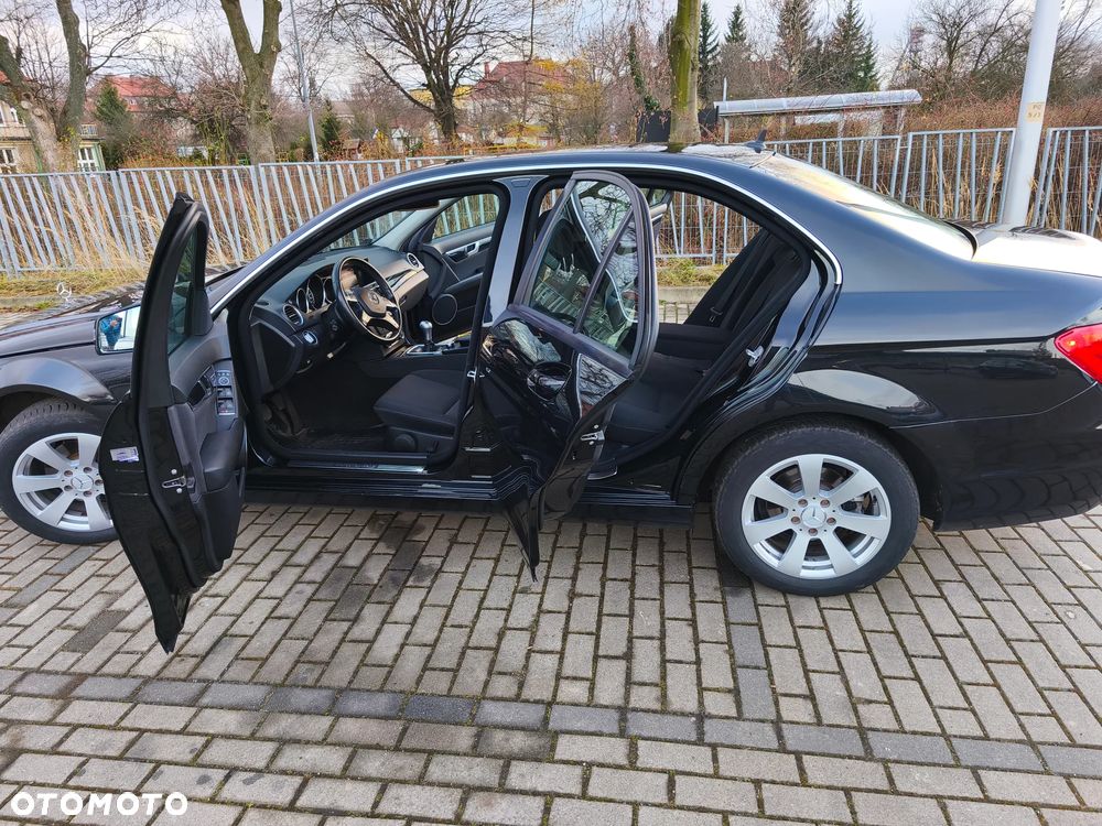 Mercedes-Benz Klasa C 180 CGI BlueEff Avantgarde - 32