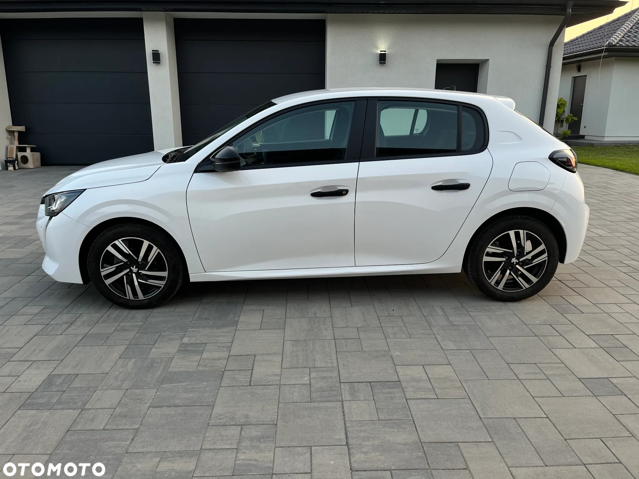 Peugeot 208 - 8