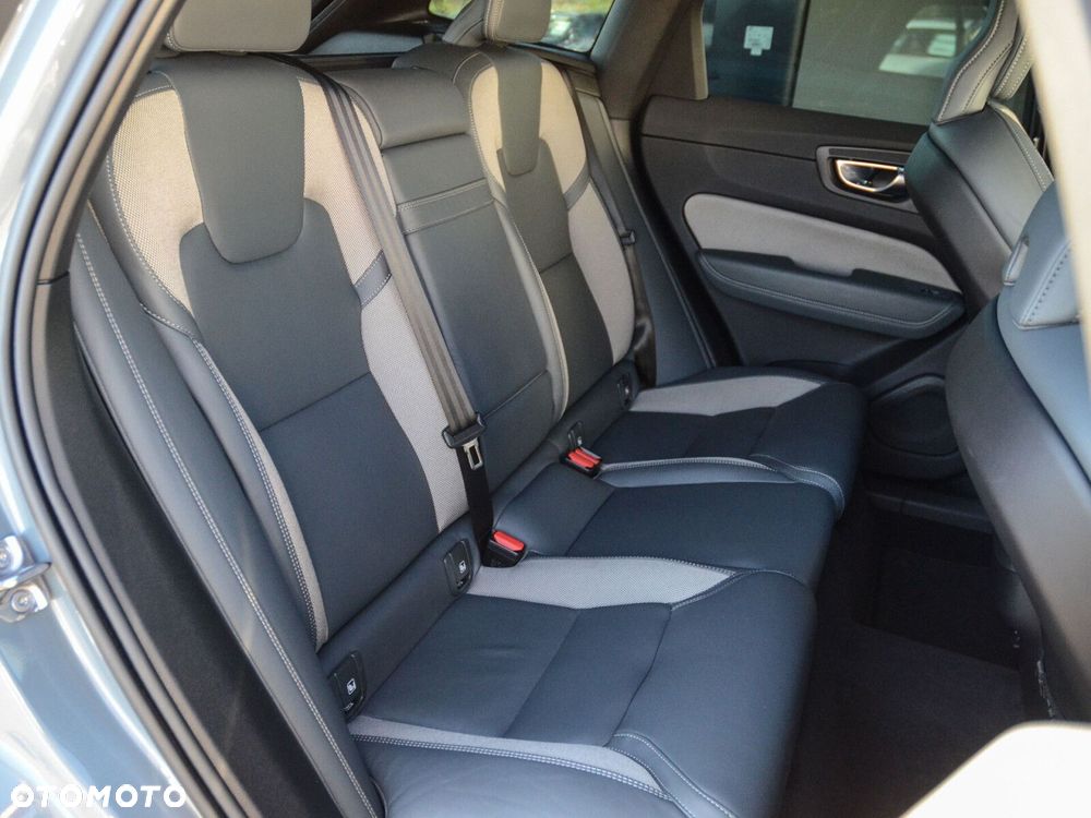 Volvo XC 60 B4 D AWD Plus Dark - 33