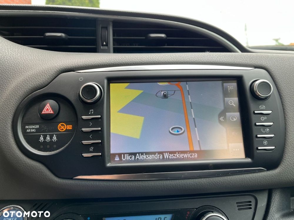 Toyota Yaris Hybrid 100 Business Edition - 15