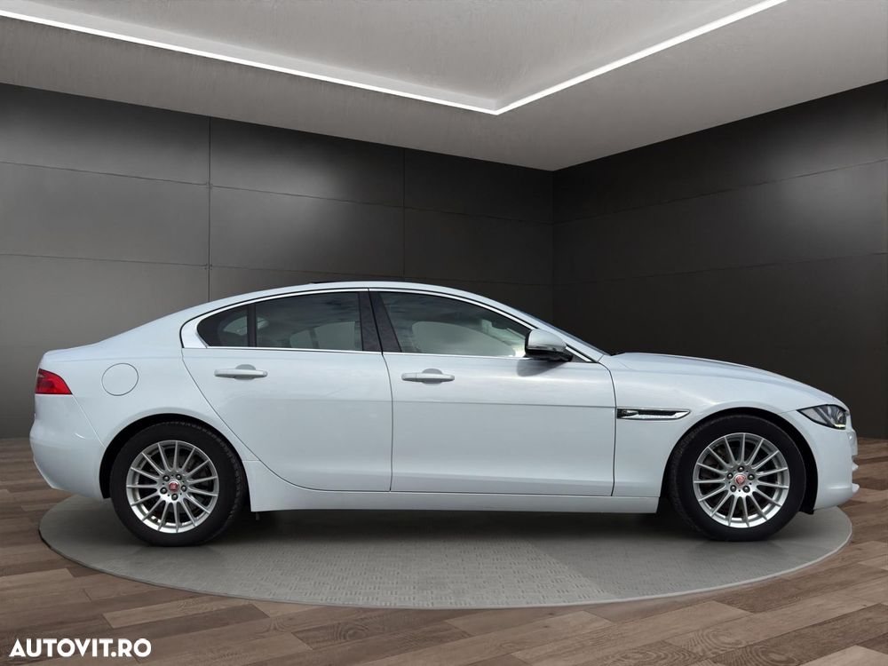 Jaguar XE - 19