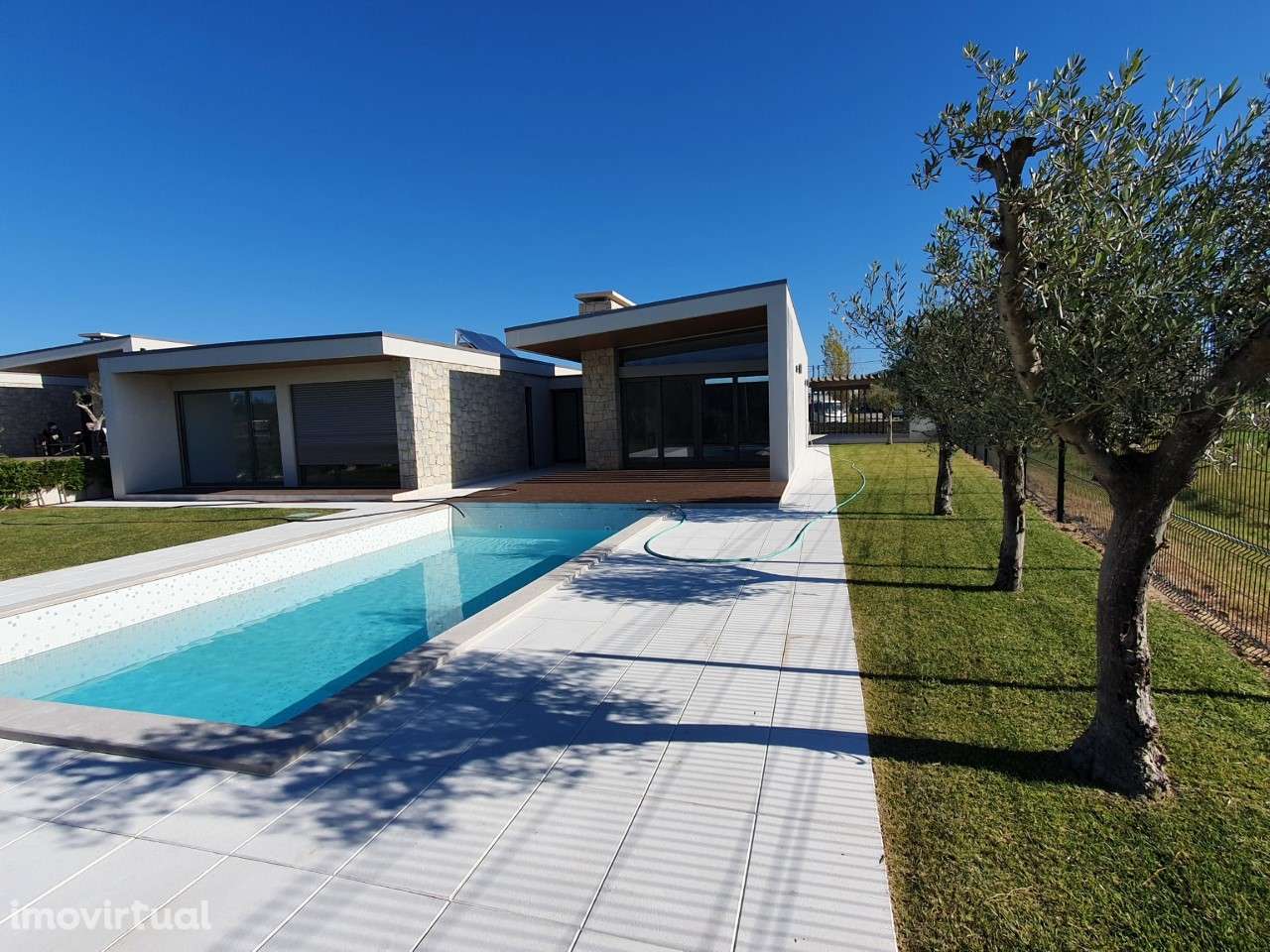 Moradia T4 contemporânea com piscina na zona de Coimbrão (Leiria) - Grande imagem: 2/13