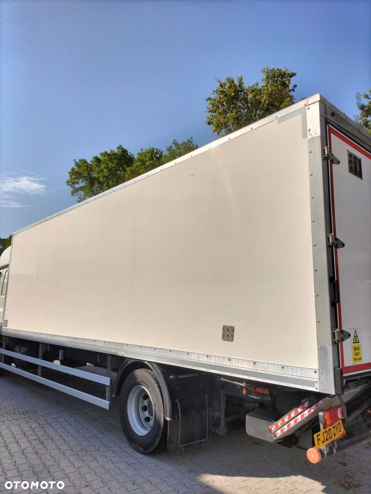 Kontener wraz z drzwiami na podwoziu Dafa - 3