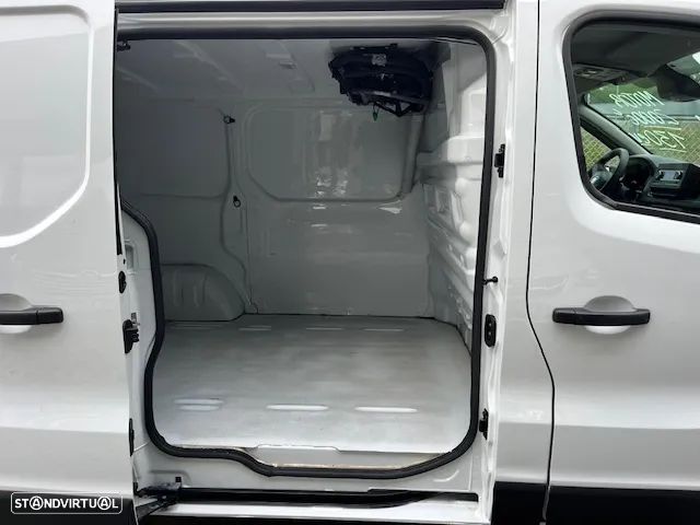 Renault TRAFIC 2.0 130cv COM FRIO - 9