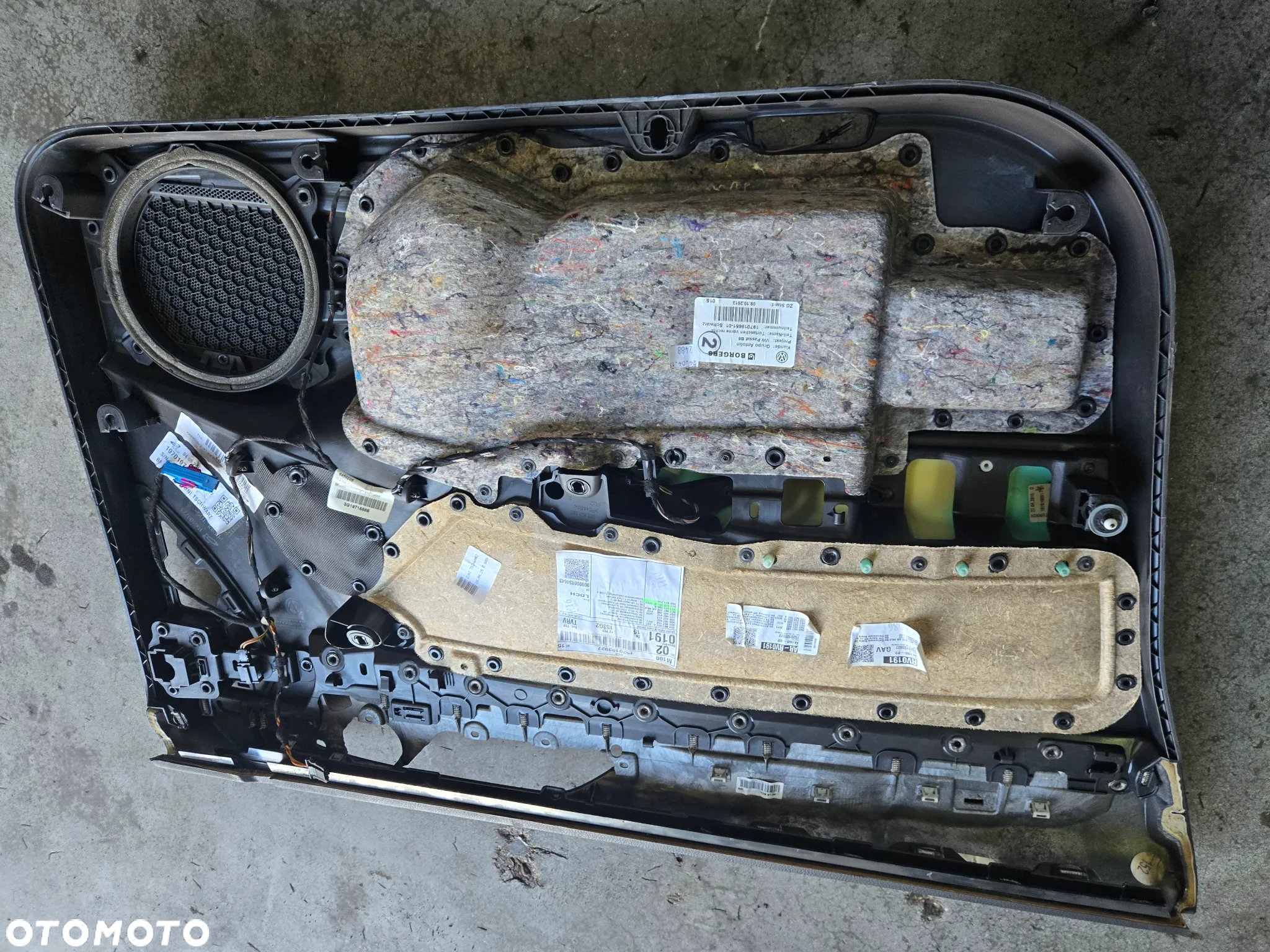 Boczek drzwi prawy przód materiał vw passat b8  europa - 3