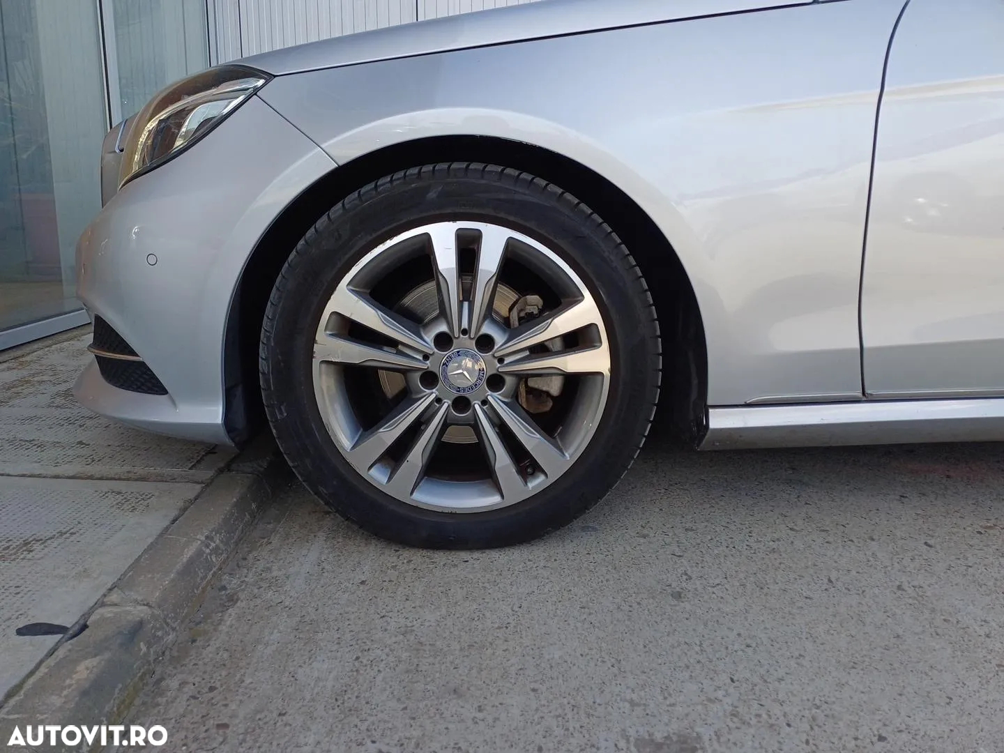 Mercedes-Benz E 220 CDI DPF BlueEFFICIENCY 7G-TRONIC Avantgarde - 24