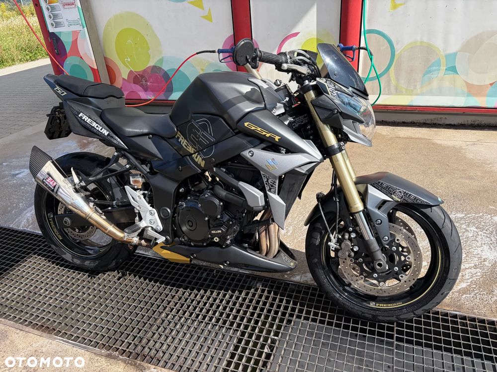 Suzuki GSR - 7