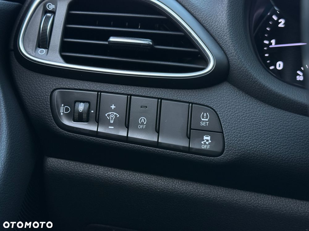 Hyundai i30 1.5 DPI Classic + - 18