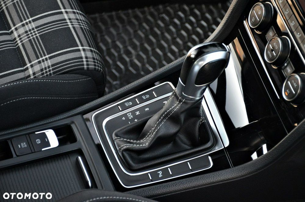 Volkswagen Golf - 25