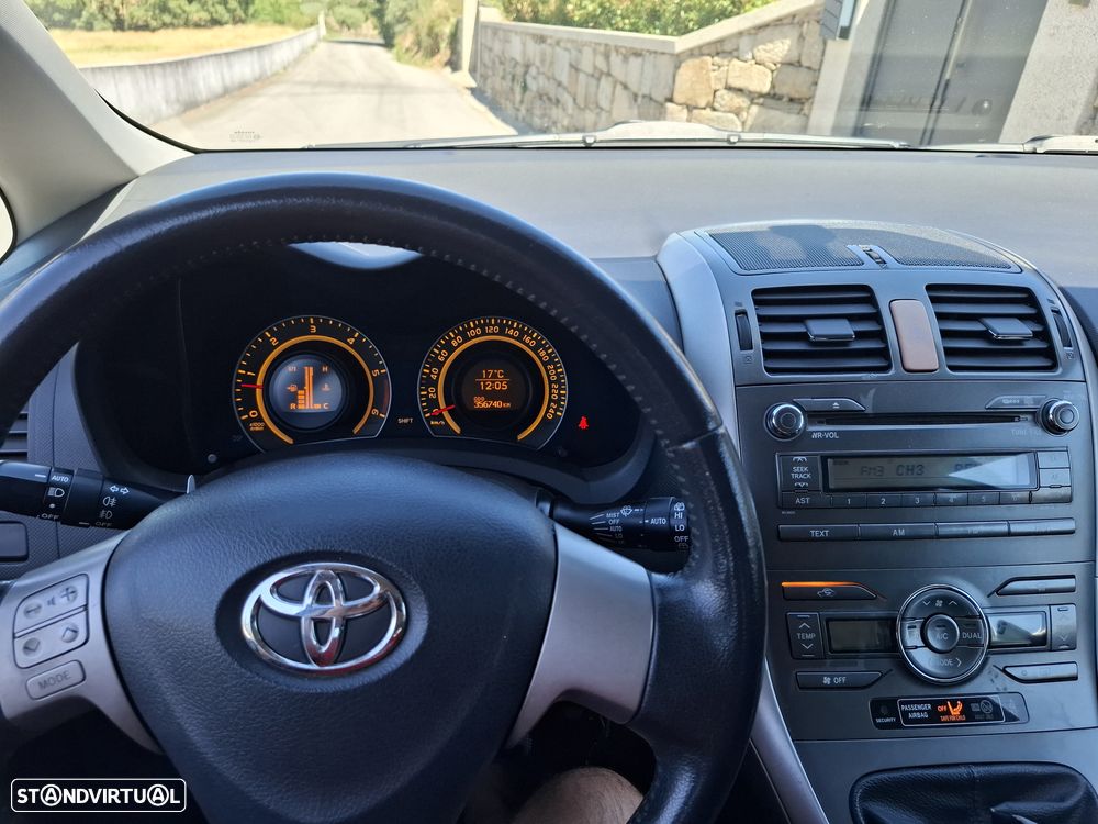 Toyota Auris 1.4 D-4D - 5