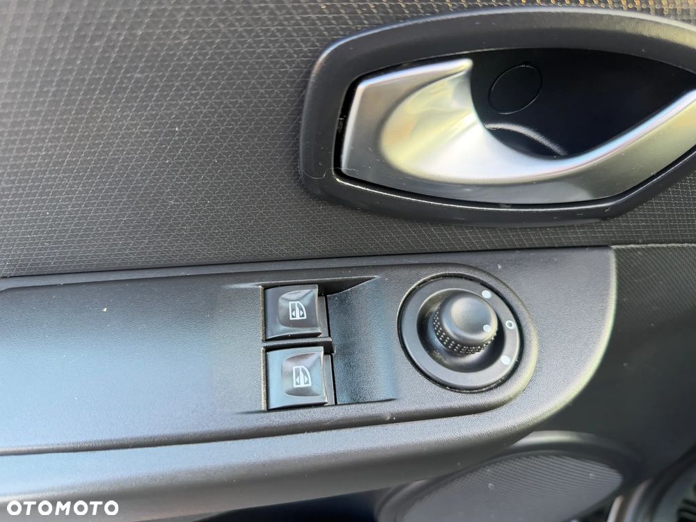 Renault Clio 1.2 16V 75 Life - 11