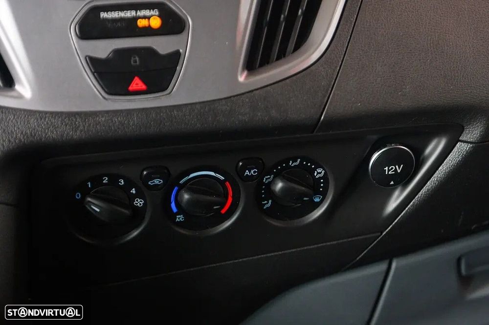 Ford Transit Custom Adaptada p/ 3 cadeiras de rodas - 48