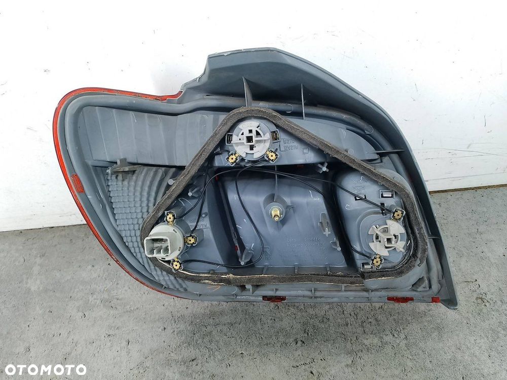 LAMPA TYLNA PRAWA TOYOTA YARIS I FL 52-049 HATCHBACK 3D - 3
