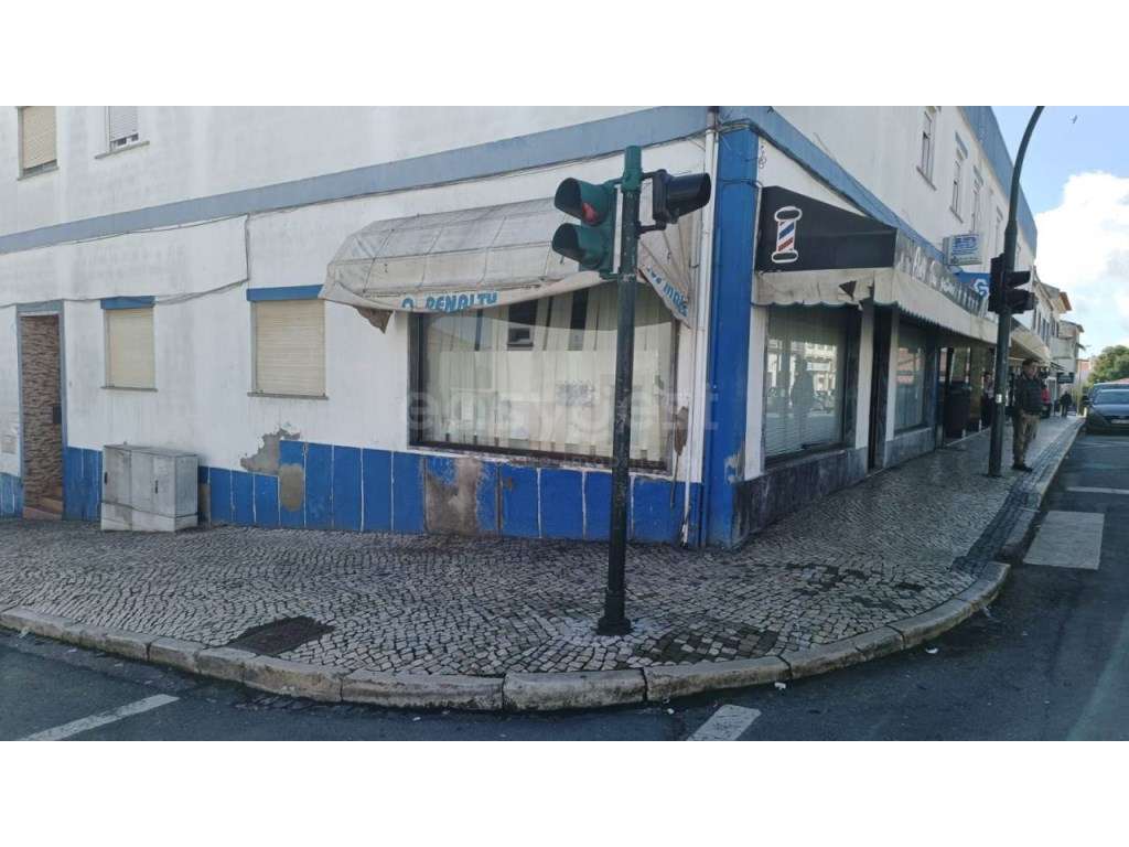 Loja espaçosa para comércio ou serviços na Avenida da Liberdade, Al... - Grande imagem: 2/12