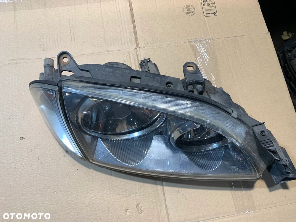 TOYOTA AVENSIS T22 LAMPA PRAWA LEWA PRZEDNIA - 11