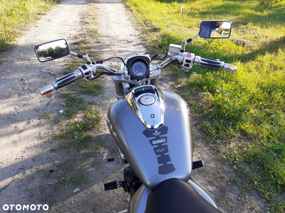 Suzuki Intruder - 8
