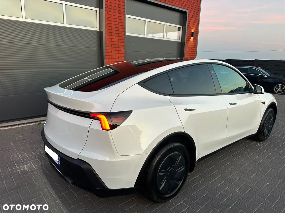 Tesla Model Y Standard - 32