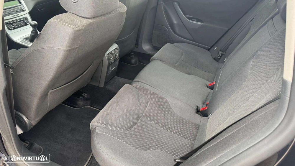 VW Passat 1.6 TDI BlueMotion - 11