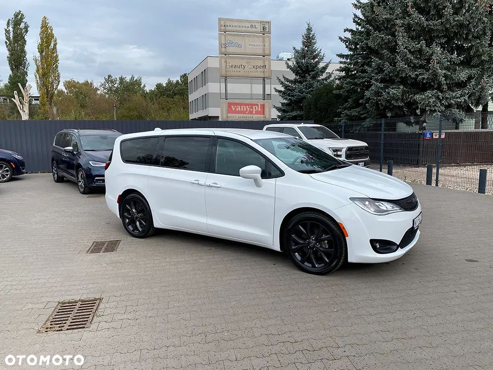 Chrysler Pacifica - 2
