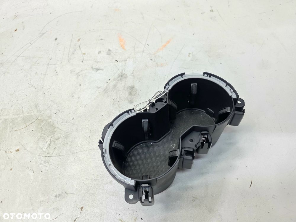 UCHWYT SCHOWEK NA KUBKI AUDI A4 B9 A5 8W 8W0862533E LED - 2