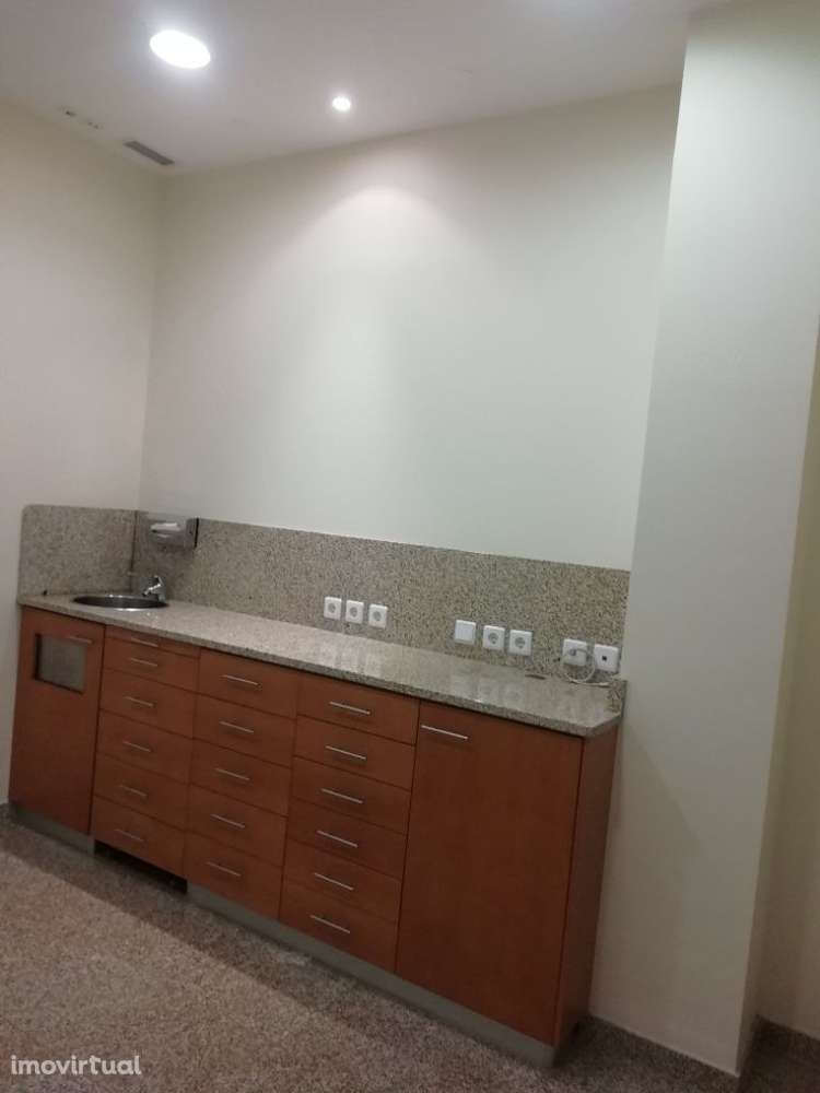 ALUGO LOJA R/CH VIRADA RUA  90,41M2 - PORTO - Grande imagem: 4/17